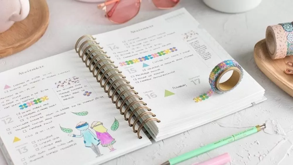 Bàn làm việc gọn gàng, có khay nấm úp ngược